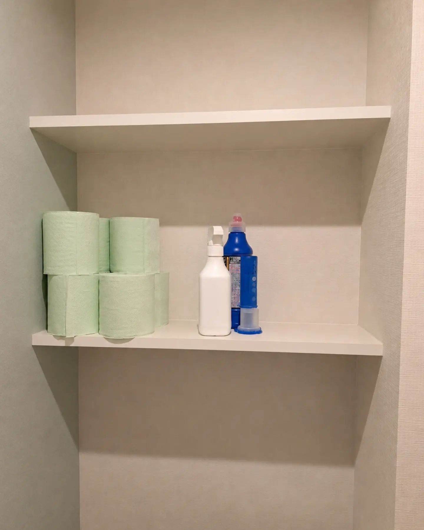 トイレットペーパーや掃除用品をそのまま置いた棚。MOANAが紹介した整理収納例の収納前
